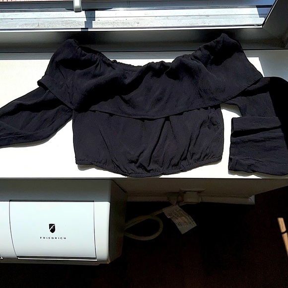 UO Silence + Noise Off-the-Shoulder Crop Top - Picture 4 of 11